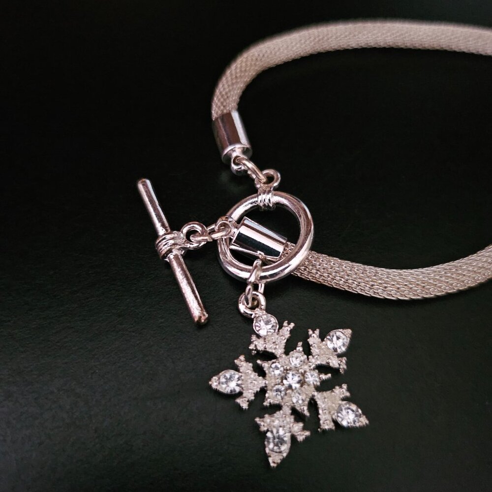 NEW SILVER TONED TOGGLE CLASP BRACELET WITH  GLITTERING SNOWFLAKE ACCENT CHARM - Picture 6 of 8